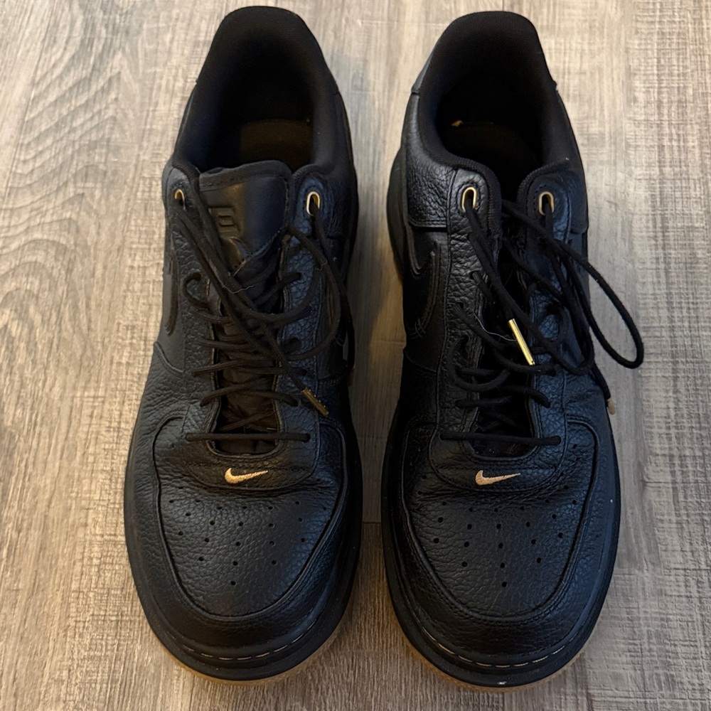 Nike Men's Black Sneakers with Gold Details